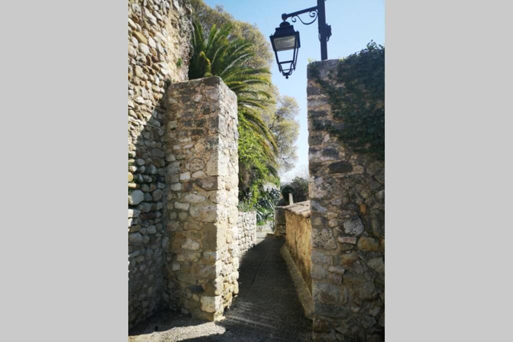 Maison De Village Meublee Avec Terrasse Donzère Buitenkant foto